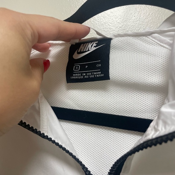 Nike Women's Black and White Jacket Windbreaker - Picture 3 of 5